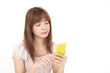 Bir akıllı telefon kullanan gülümseyen kadın