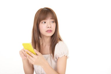 bir akıllı telefon kullanan kadın