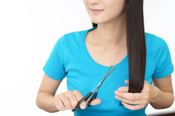 Mujer Joven Cortando Propio Cabello Con Tijeras —  Fotos de Stock