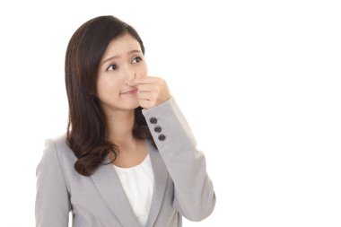 kadının burnunu pinches