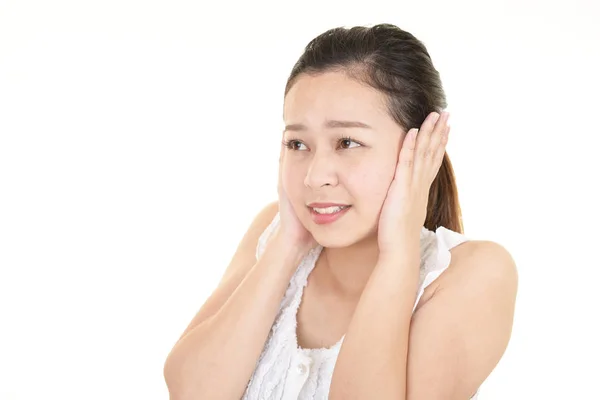 Vrouw Die Haar Oren Bedekt — Stockfoto