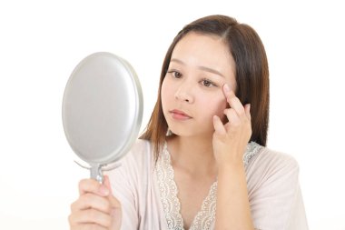 Cilt sorunları olan genç bir kadın.