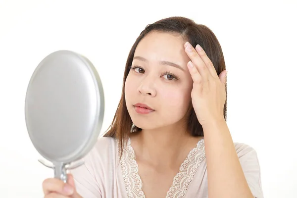 Aziatische Vrouw Kijken Naar Haar Gezicht Spiegel — Stockfoto