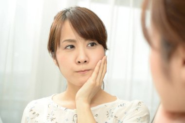 Cilt sorunu olan endişeli bir kadın.