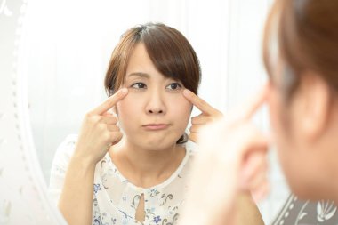 Cilt sorunu olan endişeli bir kadın.