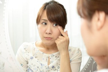 Cilt sorunu olan endişeli bir kadın.