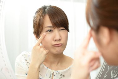 Cilt sorunu olan endişeli bir kadın.