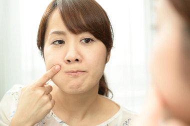 Kırışıklıklar için kontrol kadın