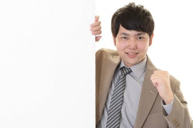 Bir beyaz tahta ile gülümseyen Asya işadamı