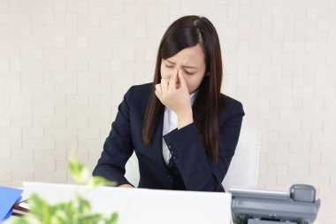 Göz yorgunluğu olan iş kadını