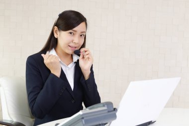 gülümseyen çağrı merkezi operatörü