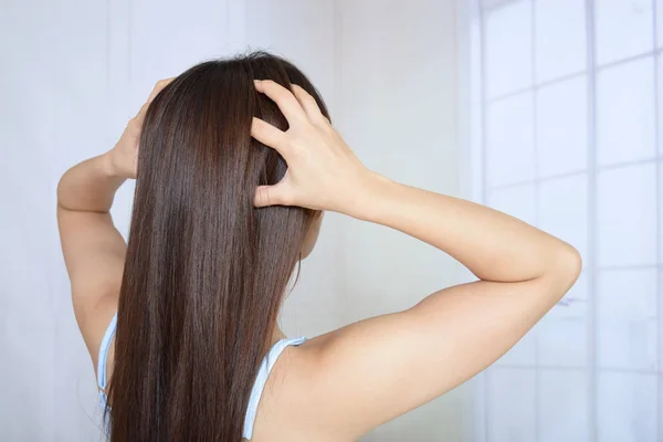 Mujer Haciendo Masaje Cuero Cabelludo —  Fotos de Stock