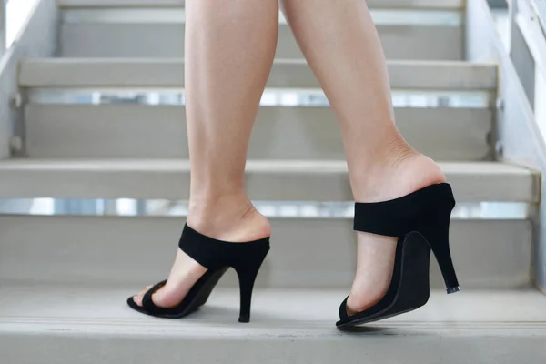 Женские Ноги Модных Сандалиях Высоком Каблуке — стоковое фото