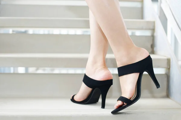 Жіночі Ноги Модних Високих Босоніжках Яті — стокове фото