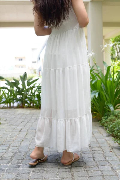 ファッショナブルな白いドレスの女性 — ストック写真