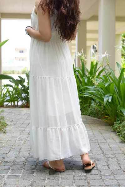 Kobieta Modnej Białej Sukience — Zdjęcie stockowe