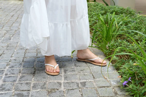 Kobiece Nogi Modnych Sandałach — Zdjęcie stockowe