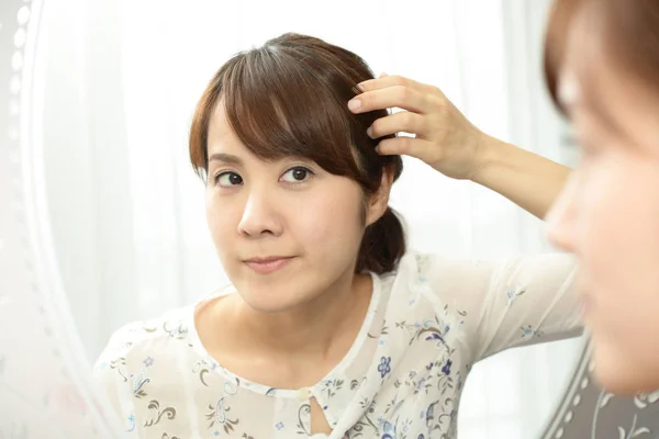 Asijské Ženy Péče Vlasy — Stock fotografie