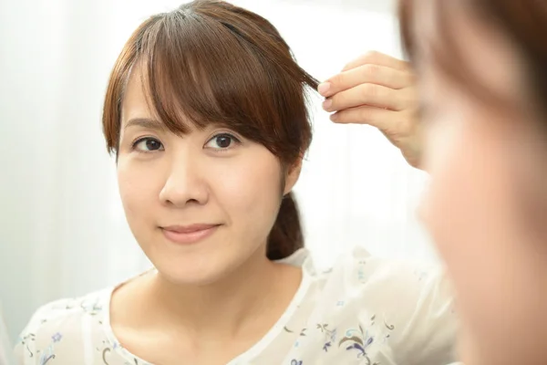 Mujer Asiática Cuidando Cabello — Foto de Stock