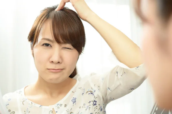 Mujer Buscando Infeliz Con Pelo — Foto de Stock