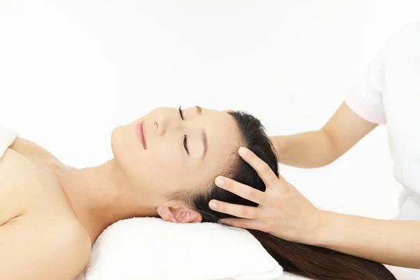 Woman Spa Salon Receives Scalp Massage — Stock Photo, Image