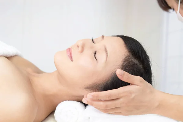 Beautiful Young Woman Receiving Facial Massage — Stock Photo, Image