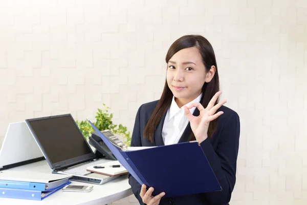 Female Office Worker Who Poses Happy — Stock Photo, Image