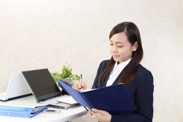 Working Asiatisch Unternehmerin Bei Sie Büro — Stockfoto