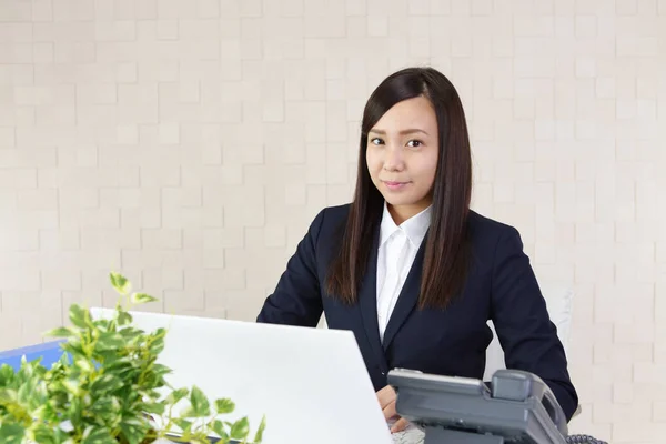 Geschäftsfrau Arbeitet Einem Laptop — Stockfoto