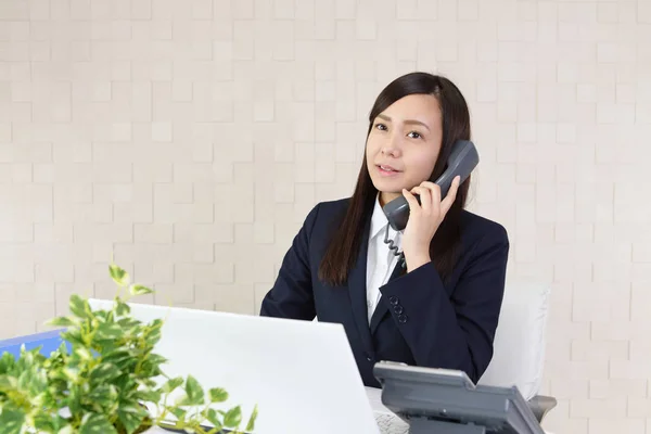 Una Hermosa Dama Oficina Hablando Por Teléfono — Foto de Stock