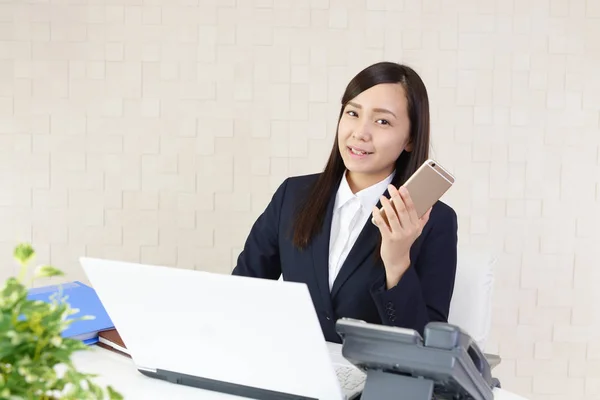 Asiática Mulher Negócios Segurando Telefone Inteligente — Fotografia de Stock