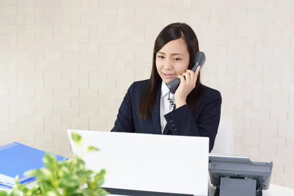 Telefonda Konuşan Güzel Bir Ofis Kadını — Stok fotoğraf