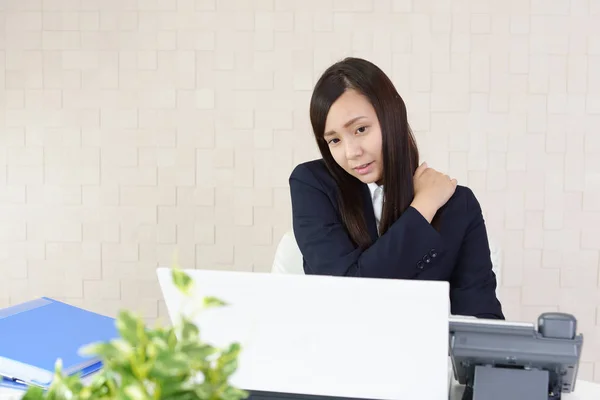 Female Office Worker Who Has Stiff Shoulder — Stock Photo, Image