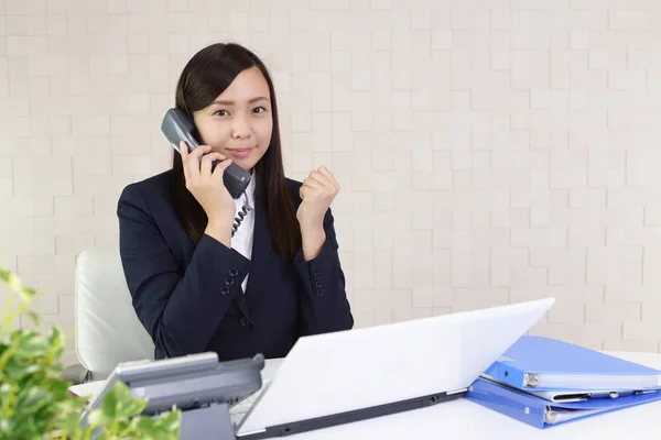 Geschäftsfrau Mit Telefon — Stockfoto