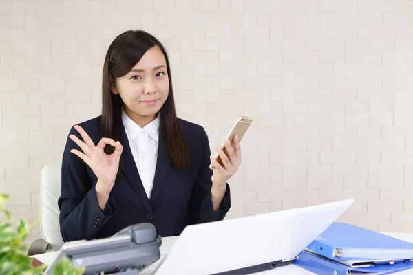Business Woman Holding Smart Phone — Stock Photo, Image