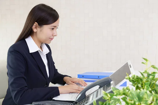 Geschäftsfrau Arbeitet Einem Laptop — Stockfoto