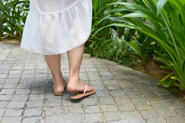 Piernas Mujer Sandalias Moda Imágenes de stock libres de derechos