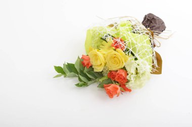 Beyaz arka plan üzerinde izole güzel çiçek buketi