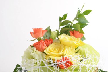 Beyaz arka plan üzerinde izole güzel çiçek buketi