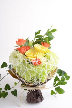 Beyaz arka plan üzerinde izole güzel çiçek buketi