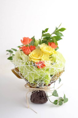 Beyaz arka plan üzerinde izole güzel çiçek buketi