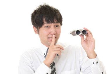 Sessizlik hareketi yapan bir adamın portresi.