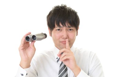 Sessizlik hareketi yapan bir adamın portresi.