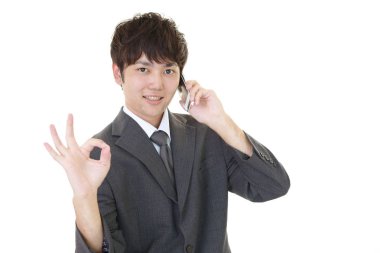 Bir akıllı telefonda konuşan işadamı