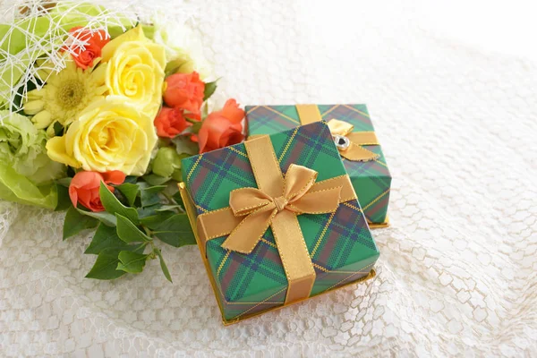 Schöner Blumenstrauß Und Geschenkboxen — Stockfoto