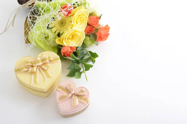 Bunga Indah Karangan Bunga Dan Kotak Hadiah — Stok Foto