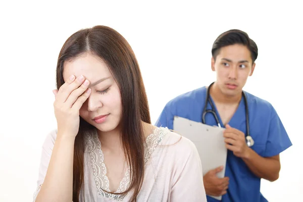 Médico Examinando Paciente — Fotografia de Stock