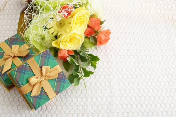 美丽的花束和礼品盒 — 图库照片