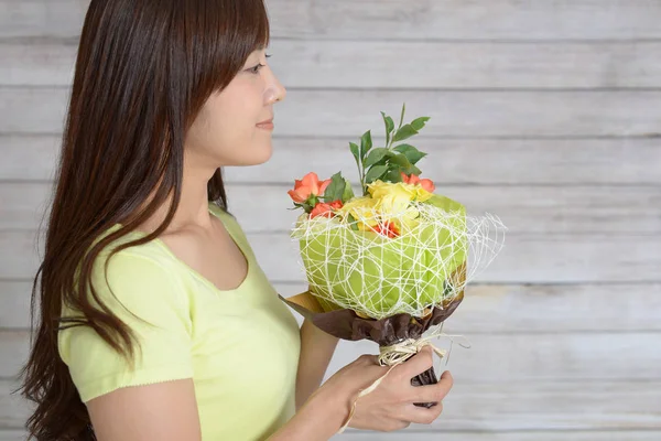 Woman Holding Flower Bouquet — Stock Photo, Image