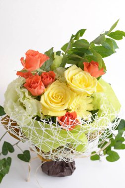 Beyaz arka plan üzerinde izole güzel çiçek buketi